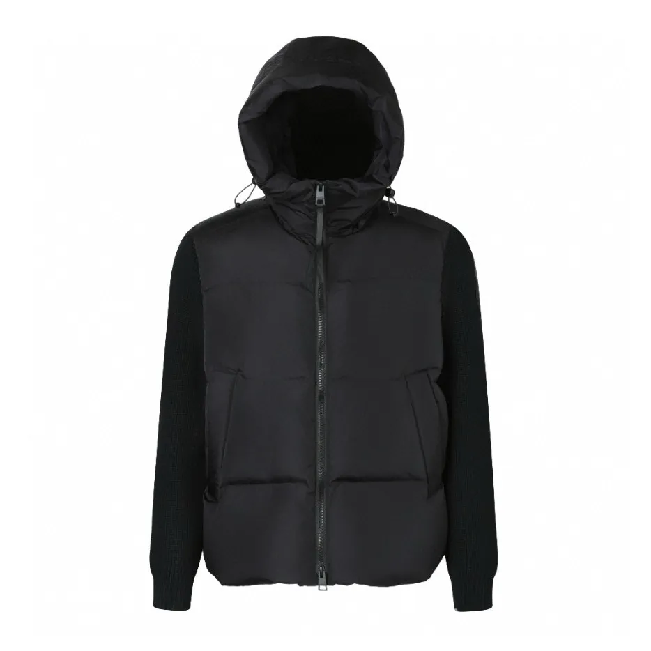P910 [Exclusive supply] Canada Goose woolen sleeve hooded down jacket (black) The fabric is made of 90 national standard high-quality white duck down, selected high-fill velvet, weighing 170g, light and warm, with excellent temperature locking performance and good resilience. The fabric is made of high-quality protective nylon fabric, which not only enhances the wear resistance of the surface, but also takes into account wind resistance, ensuring excellent performance in various harsh weather conditions. Three-dimensional quilting technology and precise thread reinforcement prevent lint from being drilled and ensure that the fluffy and resilient elasticity lasts like new. The 7-needle medium-thick knitted structure uses thicker yarns to weave woolen fabrics with obvious thickness and weight. The texture is clearly visible and has a rough, retro texture. It has a good skeleton feel and is relatively stiff, and can maintain the silhouette of the clothing for a long time. It also provides more layers of still air to lock in heat. There is the brand's exclusive LOGO on the woolen sleeve arms, which is not obvious in the photo. Size:S-M-L-XL